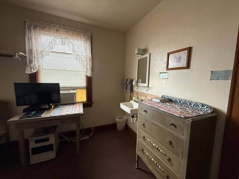 More Photos Of 218 Commercial Ave, Wallace Hotel For Sale