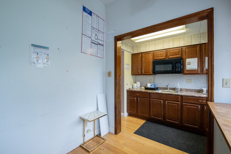 More Photos Of 1221 Altamont Ave, Schenectady Office For Sale