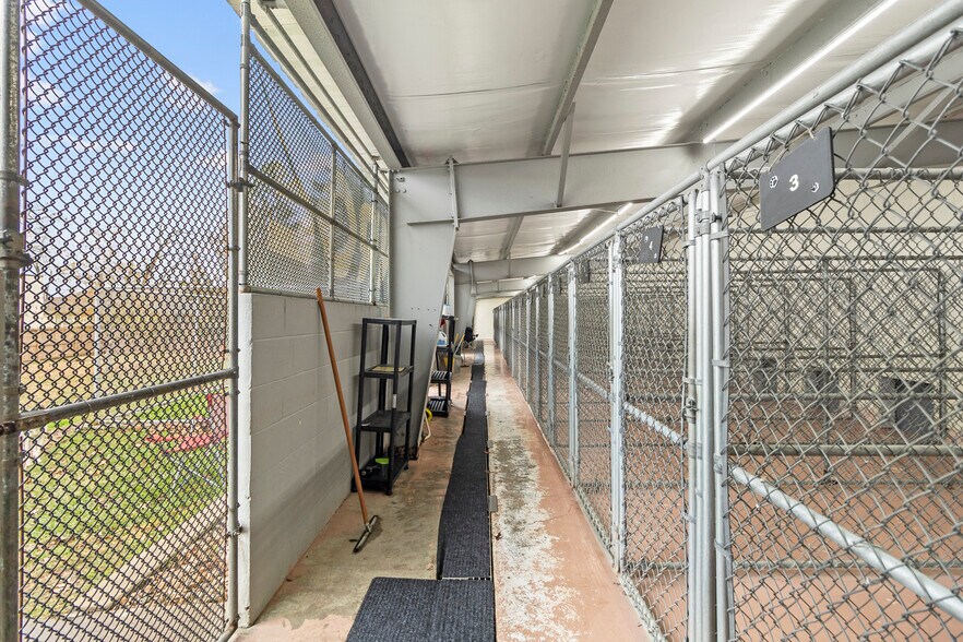 More Photos Of 119 Old River Rd, Montgomery Veterinarian Kennel For Sale