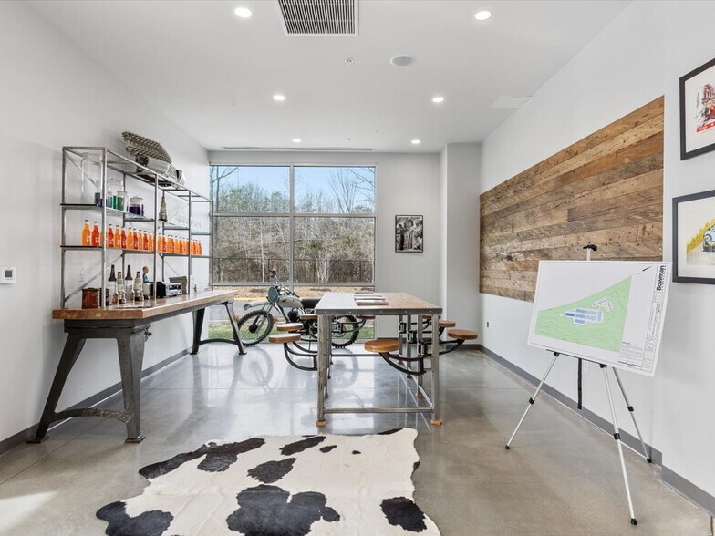 More Photos Of 6701 Dominion Garages Ave, Woodford Specialty For Sale