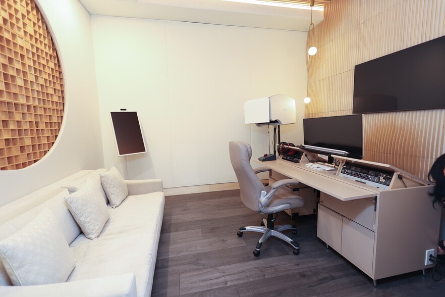 More Photos Of 6050 NW 102nd Ave, Doral Showroom For Sale