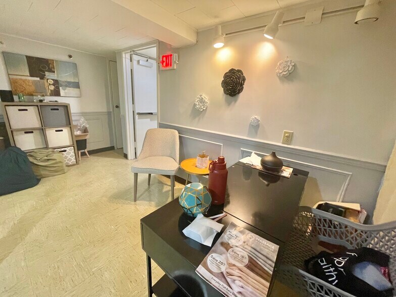 More Photos Of 1298 Newbridge Rd, North Bellmore Office For Sale