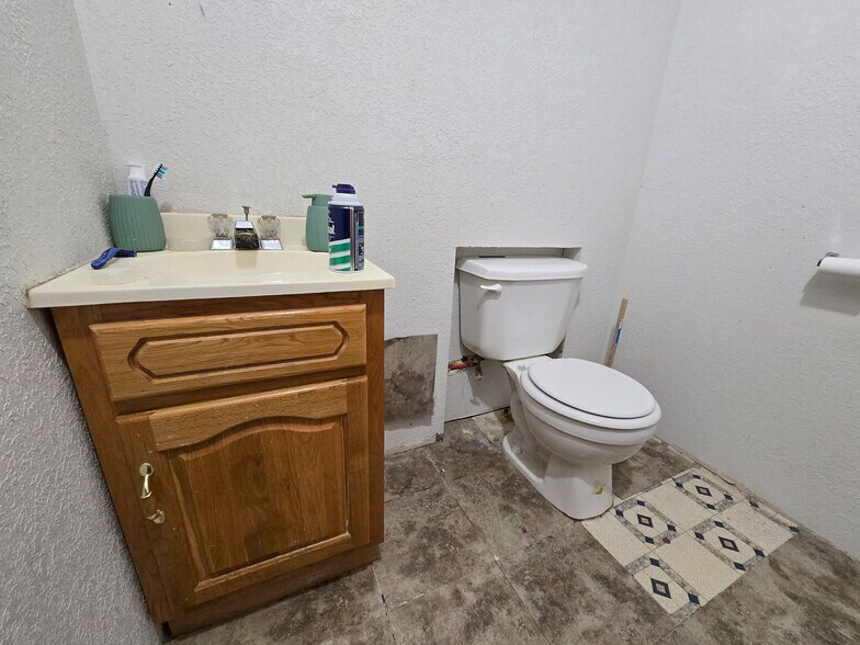 More Photos Of 398 S Main St, Hartville General Retail For Sale