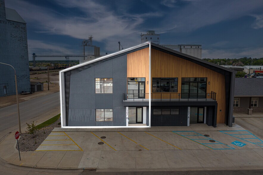 More Photos Of 107 Washington Ave, Williston Flex For Sale