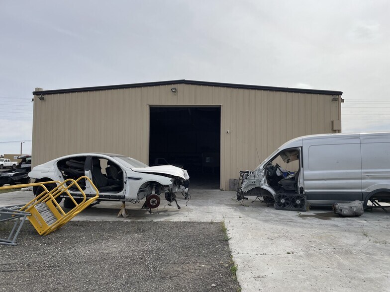 More Photos Of 46135 Division St, Lancaster Service For Sale