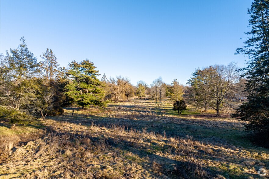 More Photos Of 2628 South Rd, Poughkeepsie Sports And Entertainment For Sale
