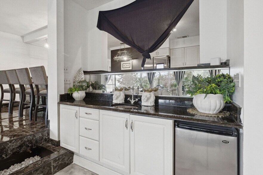 More Photos Of 8463 Beach Blvd, Jacksonville Freestanding For Lease