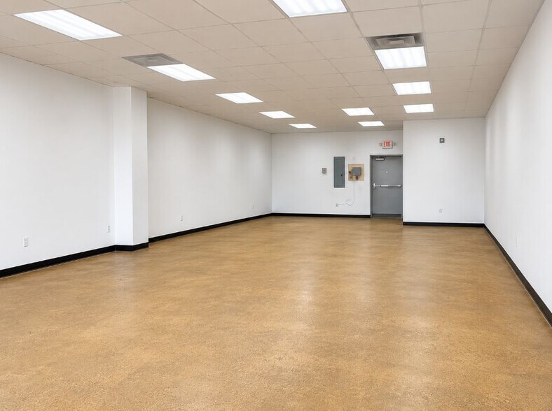 More Photos Of 25 N Brindlee Mountain Pky, Arab Storefront For Lease