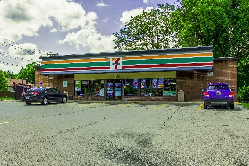 2425 S Big Bend Blvd, Saint Louis, MO 63143 Convenience Store For