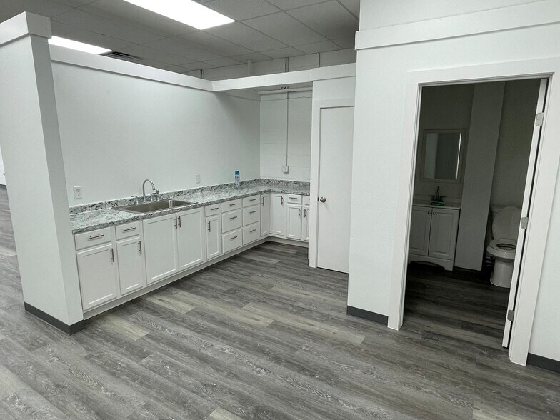 More Photos Of 406 Palo Pinto St, Weatherford Flex For Lease