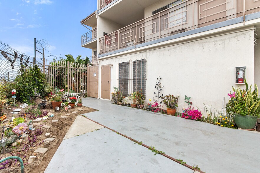 More Photos Of 571 Fairview Ave, Los Angeles Apartments For Sale