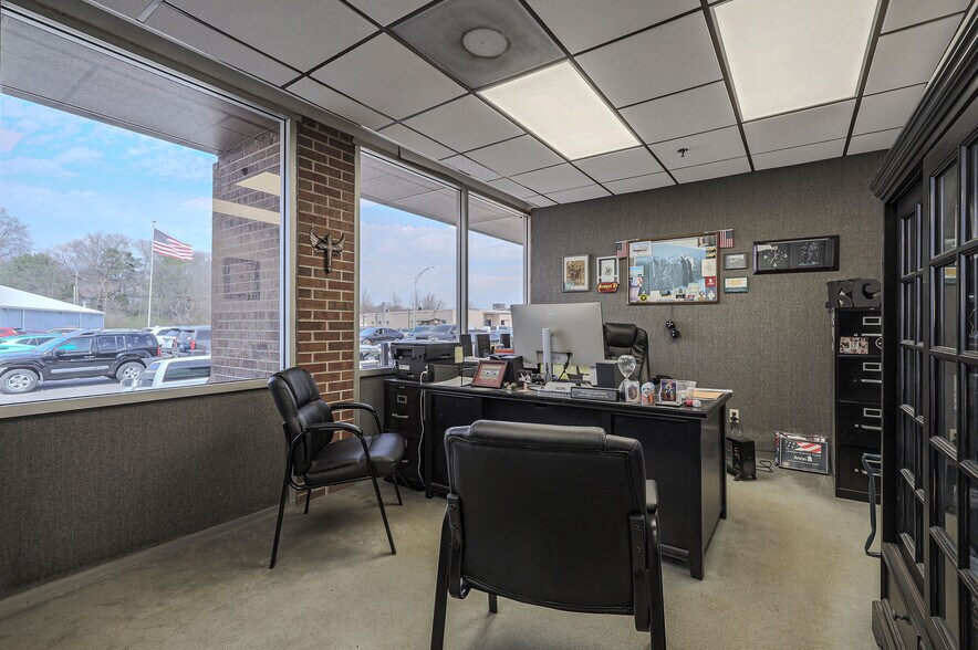 More Photos Of 2005-2007 W 103rd Ter, Leawood Service For Sale