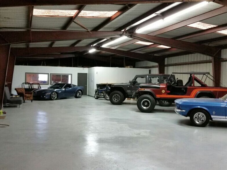 More Photos Of 410 W Canino Rd, Houston Manufacturing For Sale