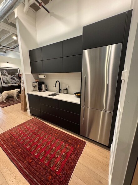 More Photos Of 4554 Forestdale Dr, Park City Showroom For Lease