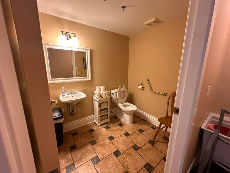 More Photos Of 15272 Croydon Dr, Surrey Office Residential For Sale