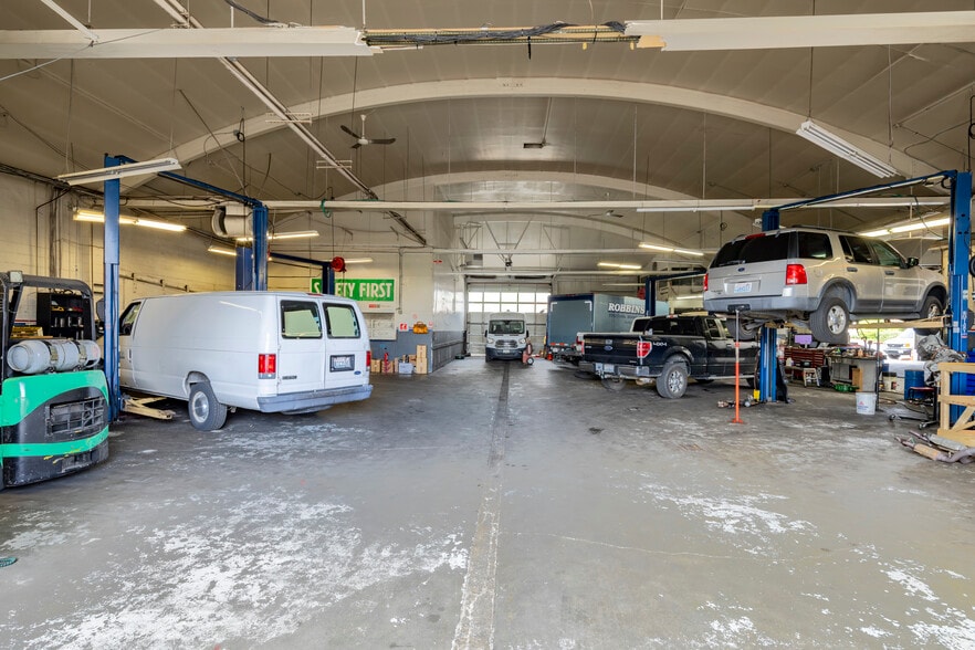More Photos Of 14600 Ambaum Blvd SW, Burien Auto Repair For Lease