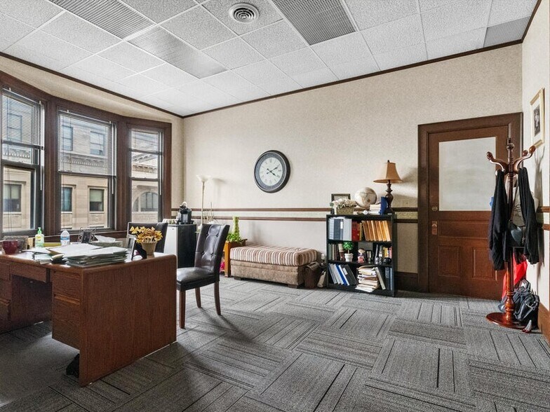 More Photos Of 921-931 8th St, Manitowoc Office For Sale
