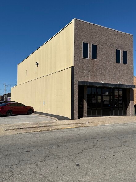 More Photos Of 109 W Monroe St, Herrin Storefront Retail Residential For Lease