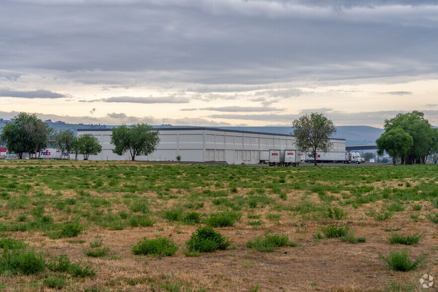 More Photos Of 1370 Port Dr, Clarkston Distribution For Sale