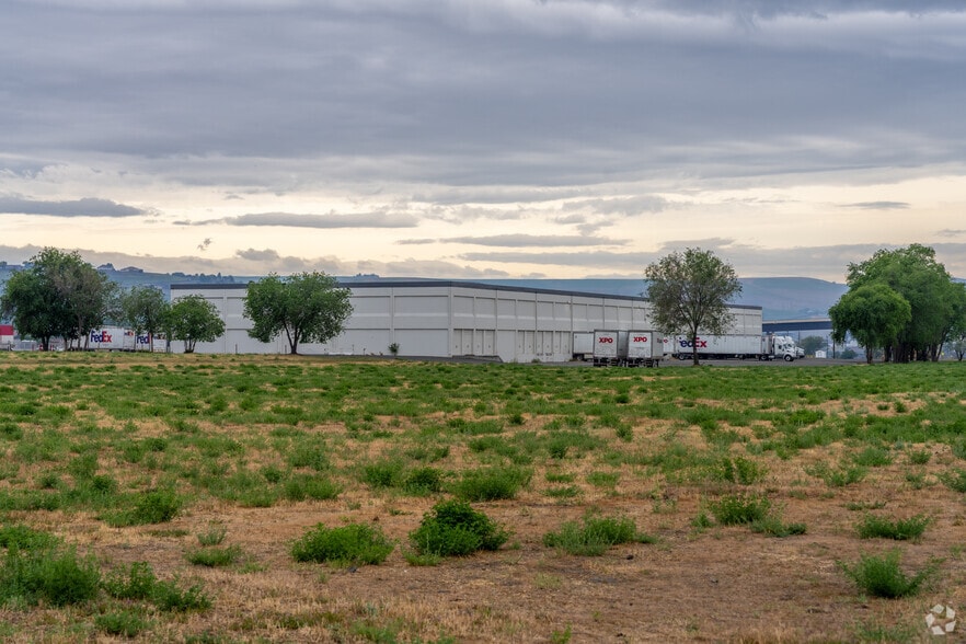 More Photos Of 1370 Port Dr, Clarkston Distribution For Sale