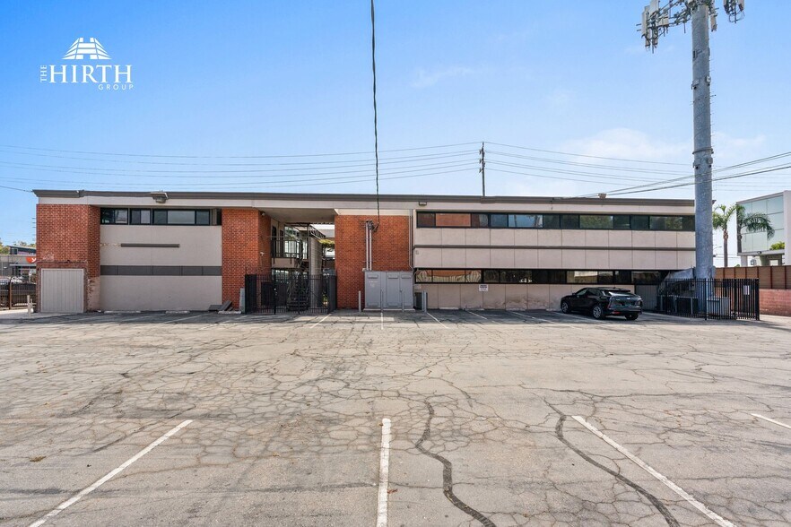 More Photos Of 8621 Bellanca Ave, Los Angeles Office For Lease