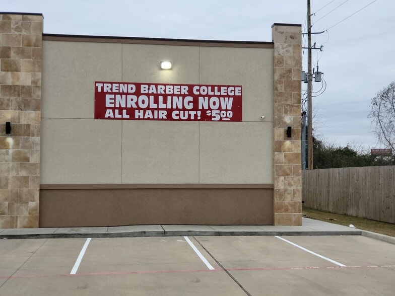 More Photos Of 14806 Ella Blvd, Houston General Retail For Lease