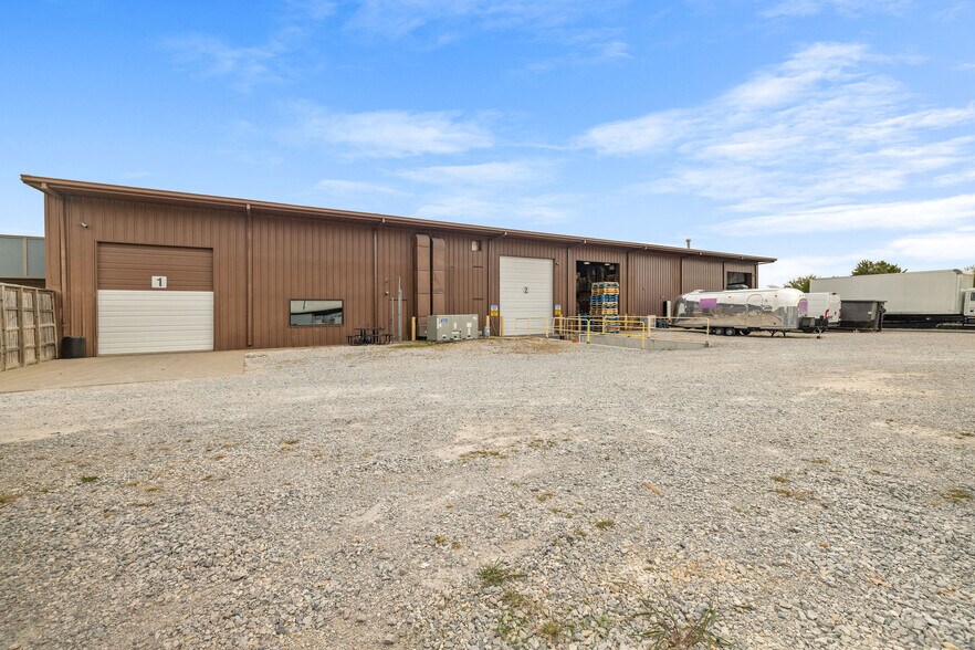 More Photos Of 405 S Bloomington St, Lowell Warehouse For Lease