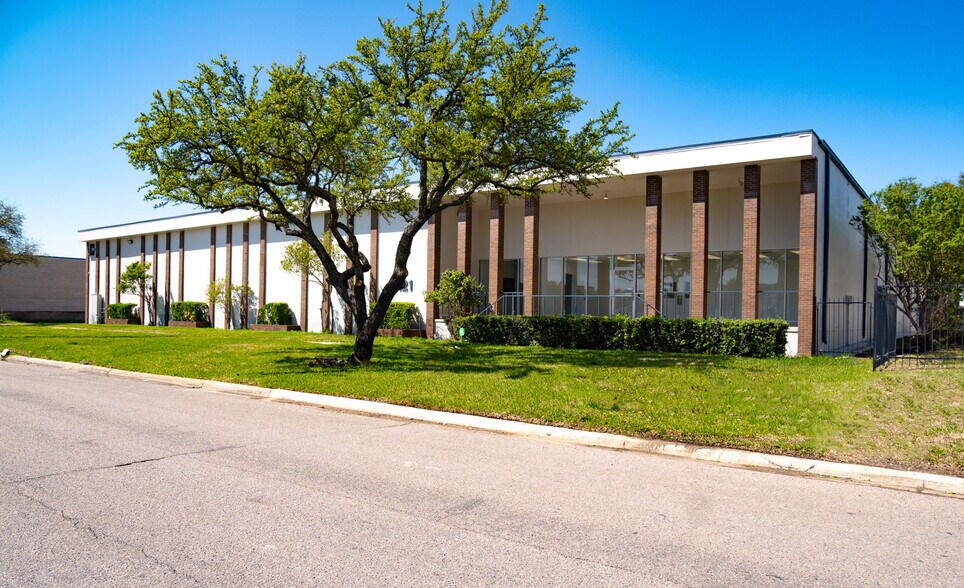 More Photos Of 9121 King Arthur Dr, Dallas Manufacturing For Lease
