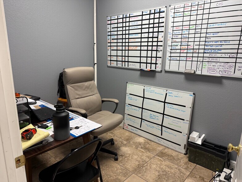 More Photos Of 6381 Corporate Park Cir, Fort Myers Research And Development For Lease