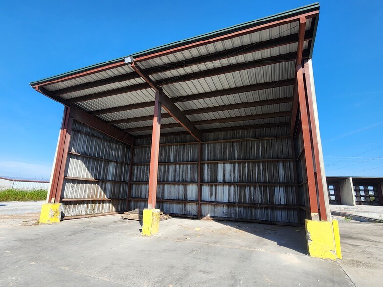 More Photos Of 351 Scottys Way, Bowling Green Service For Lease