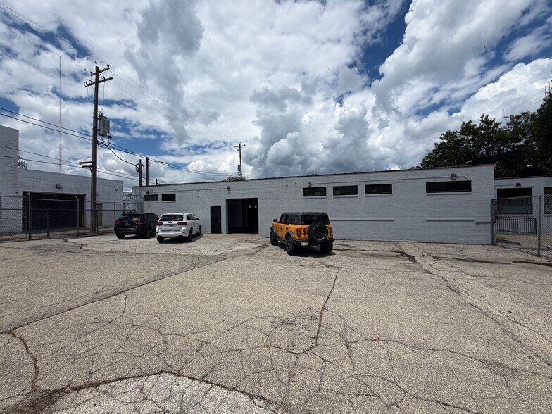 More Photos Of 101 W Capitol Dr, Milwaukee Warehouse For Sale