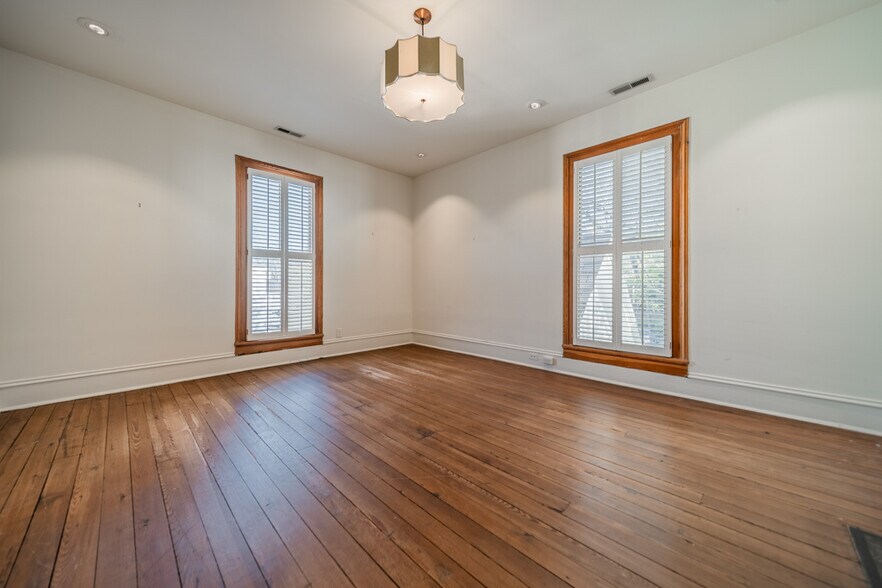 More Photos Of 224 W 10th St, Charlotte Restaurant For Sale