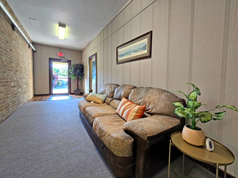 More Photos Of 1111 N Walnut Ave, New Braunfels Office For Lease