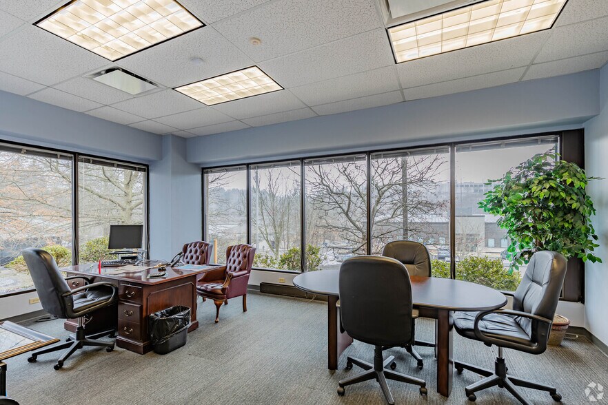 More Photos Of 400 Business Center Dr, Pittsburgh Light Distribution For Lease