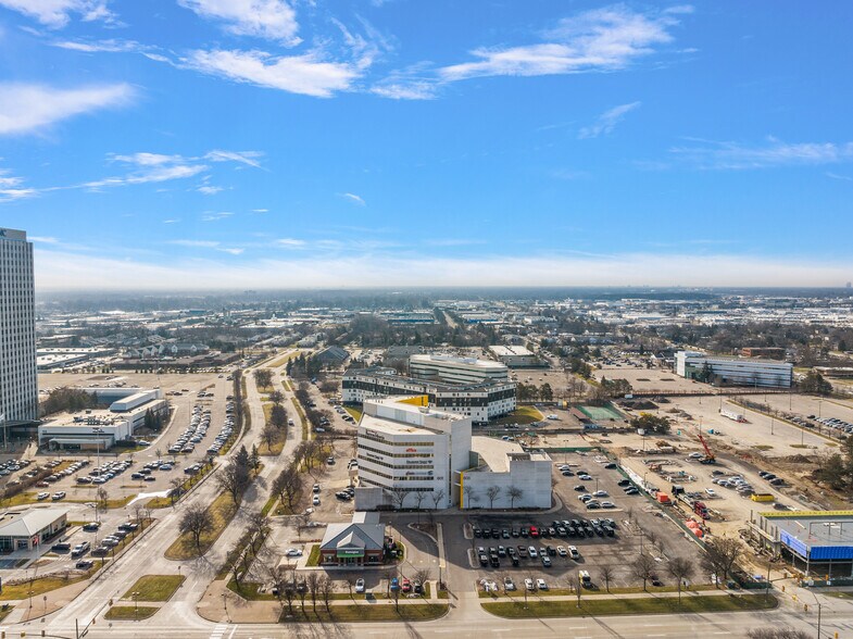 More Photos Of 801-803 W Big Beaver Rd, Troy Office For Lease