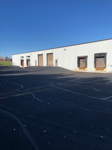 More Photos Of 300 S Owasso Blvd E, Little Canada Showroom For Lease