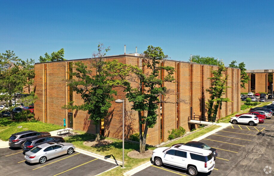 More Photos Of 800 Roosevelt Rd, Glen Ellyn Office For Lease