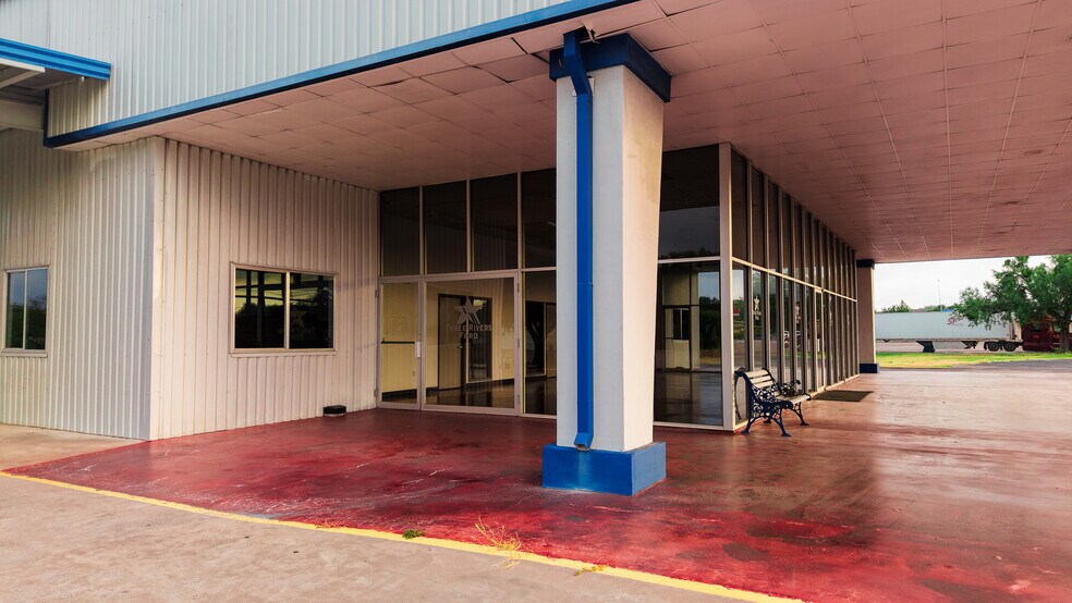 More Photos Of 905 N Harborth Ave, Three Rivers Auto Dealership For Lease