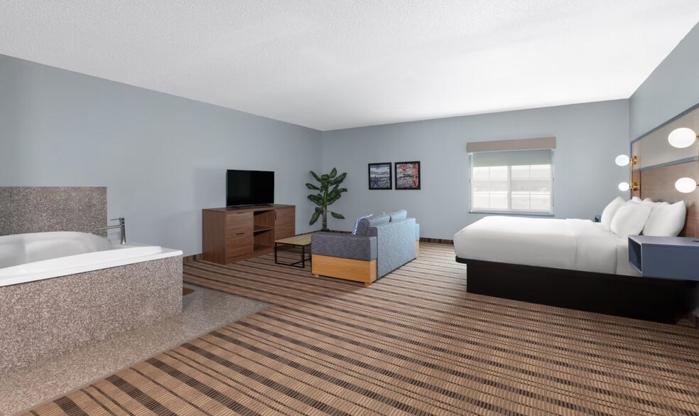 More Photos Of 2210 West St S, Grinnell Hotel For Sale