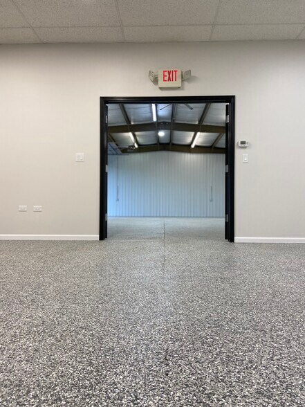 More Photos Of 517 N Lake Ave, Twin Lakes Showroom For Lease