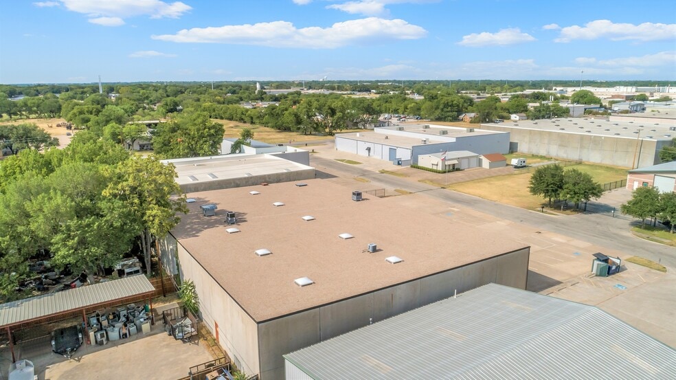 More Photos Of 2321 Solona St, Haltom City Warehouse For Lease