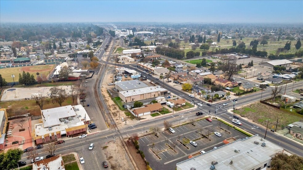 More Photos Of 1027 W Murray Ave, Visalia Service For Sale