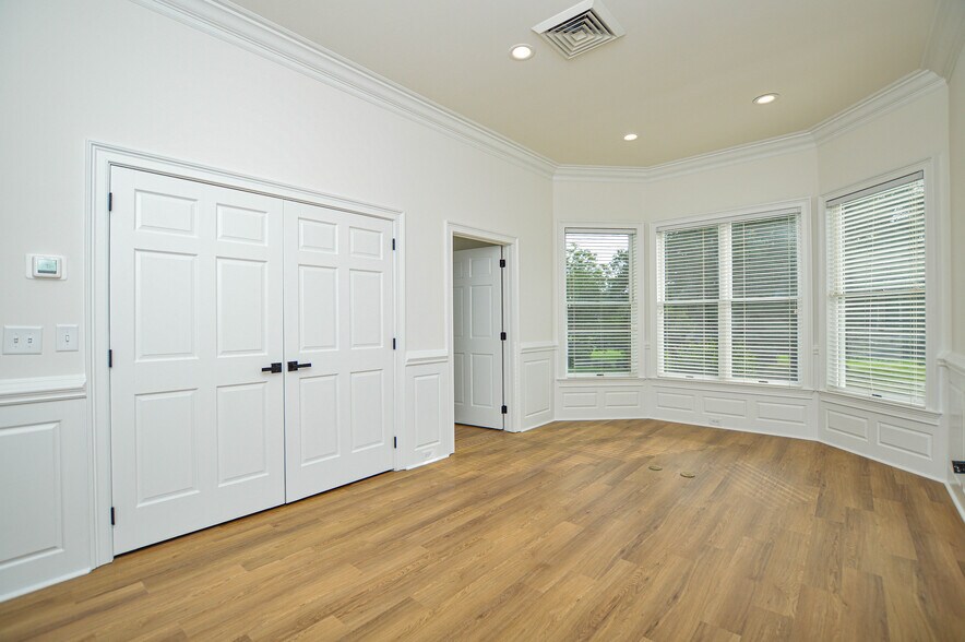 More Photos Of 21000 Torrence Chapel Rd, Cornelius Office Residential For Lease