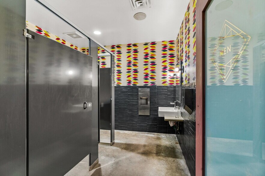 More Photos Of 2708 E Cesar Chavez St, Austin Restaurant For Sale