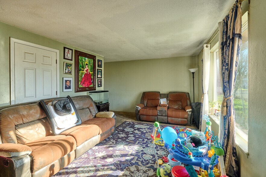 More Photos Of 880 N Pershing St, Mount Angel Apartments For Sale