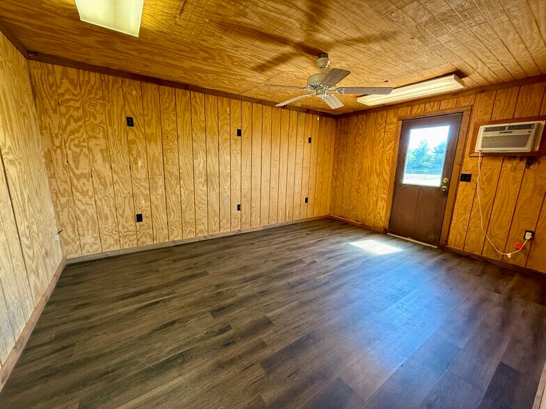 More Photos Of 836 Farm 71 rd, Talco Industrial For Sale