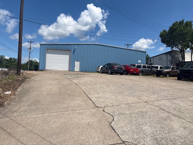 More Photos Of 1315 College St, Clarksville Warehouse For Lease