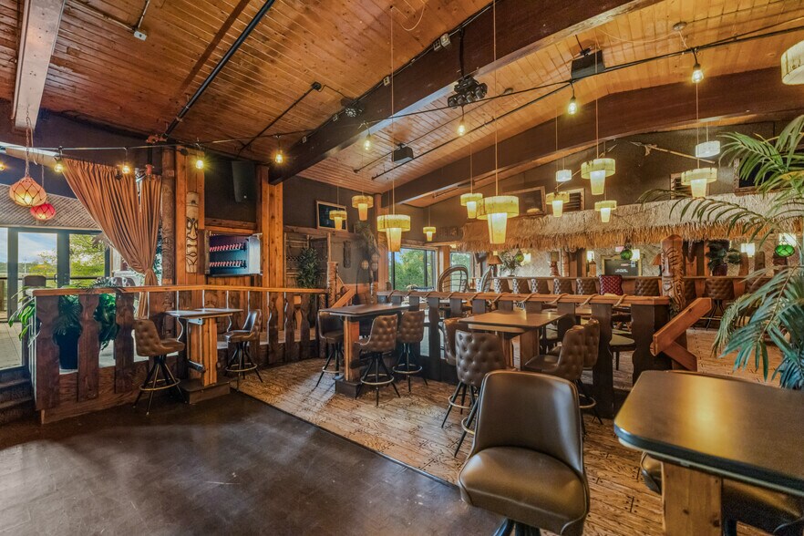 More Photos Of 1900 & 1924 Marshall St NE, Minneapolis Restaurant For Sale