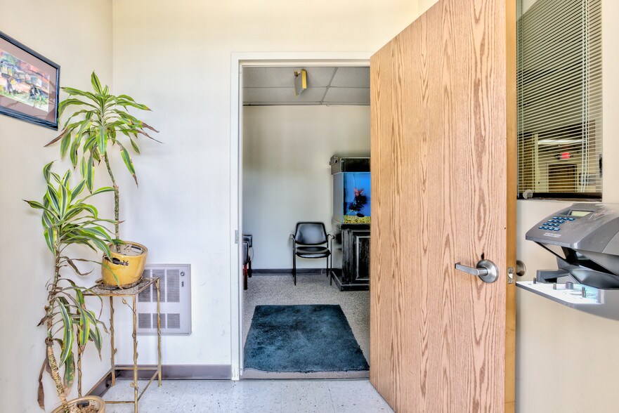 More Photos Of 110 Bi County Blvd, Farmingdale Light Distribution For Lease