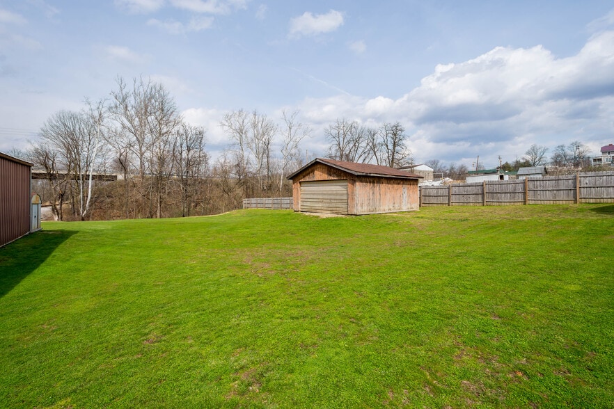 More Photos Of 19 Old Monongahela Pike, Eighty Four Service For Sale
